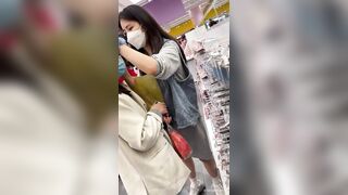 精品系列 美店员帮顾客试妆！蕾丝透明内翅膀