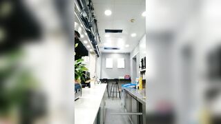 奶茶店服务员兼职网络主播店铺打烊后和同事在吧台上啪啪这妹子真不错好想娶她做老婆