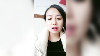 广西按摩美容院少妇老板娘接客真实偷拍干部模样的秃顶胖叔吃快餐