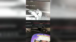 网络爆传事件-野性十足的女孩野外车旁和眼睛屌丝男野战啪啪被摄像头录下内部流出 后入怼操 高清720P原版