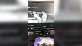 网络爆传事件-野性十足的女孩野外车旁和眼睛屌丝男野战啪啪被摄像头录下内部流出 后入怼操 高清720P原版