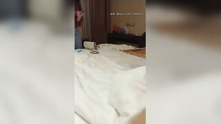 眼镜男约了个少妇酒店TP玩弄，换上学生制服黑丝舔逼扣弄口交不啪啪，手指快速摩擦非常诱人