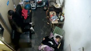 破解家庭网络摄像头监控偷拍刚才外面回来的小媳妇被老公硬生生的拉到厨房的沙发上干炮