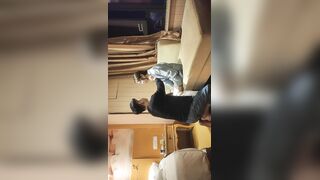 【胖子工作室】再约良家珠宝女吃完饭带回酒店操逼，推到强吻扒掉裤子，扛起腿就是爆操，仙丹加持很猛