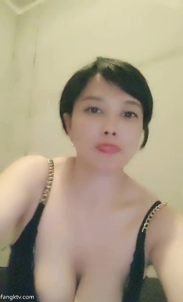 爆乳美熟女♥小海媚♥，楼梯间淫荡、跳蛋露出，和炮友大叔刺激互摸性器官，燥热的身体亟需得到释放，啪啪淋漓尽致！ (1)