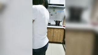 下海赚钱【良家人妻】厨房给放学的女儿做饭，’你别过来，妈在做饭‘，不想女儿出镜，内裤塞跳蛋自慰，女儿不知情，一块儿吃饭聊日常!