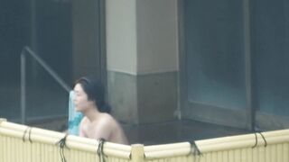 4月新流女子室外温泉洗浴长焦高清偸拍脱得精光各种年龄段的妹子们泡澡亮点太多了极品身材白虎逼美少女是焦点2