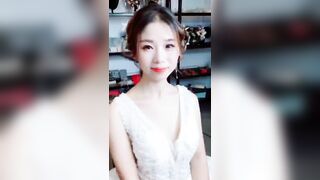 美女化妆造型型露点