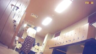 1月新流特攻队温泉洗浴中心女客换衣室和洗浴间内部真实高清偸拍浓密毛逼PK无毛白虎逼身材一个赛一个都很顶