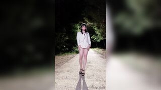 最美小名妖Ts-JIEUN，小文静裙子，户外露出，站着尿尿害羞羞~~