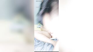 年轻帅气小哥哥双飞大战两个美女，争抢吃屌 年轻水多骑上来就可见拉丝白浆无套多姿势操双女内射一白虎