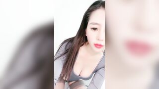 爆乳翘臀顶级尤物颜值女神，情趣勒逼裤，露臀灰丝更是诱人，扭动细腰搔首弄姿，拨开内裤揉穴，大红唇粉嫩奶子简直极品