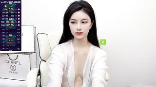 美的纯净~御姐~：颜值轮廓都十分美丽，肉棒揉搓乳交的神情是真骚！