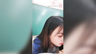 极品大学校花【身高176小学妹】课堂上脱裤子露奶，紧张刺激差点被发现，回宿舍拉上蚊帐露出一线天鲍鱼和粉嫩咪咪