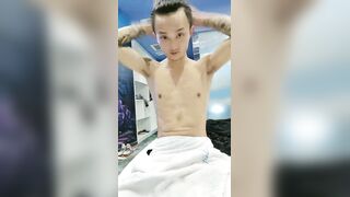 纹身男约了个妹子穿上情趣装女仆装激情啪啪 拨开丁字裤摸逼骑乘抱起来猛操 很是诱惑喜欢不要错过