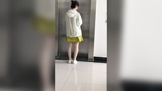 牛人潜入办公楼一路跟踪尾随 终于一窥美少女的鲍鱼