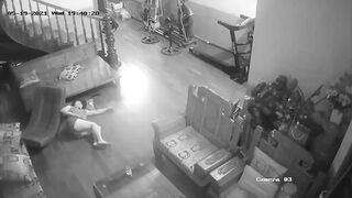 黑客破解家庭网络摄像头偷拍 寂寞自慰 家里没个男人母女都能发展成女同 (2)