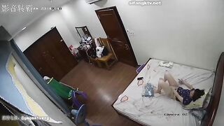 黑客破解家庭网络摄像头偷拍寂寞饥渴难耐 扣逼摸屌独自发泄欲望自慰 (1)