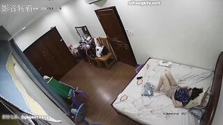 黑客破解家庭网络摄像头偷拍寂寞饥渴难耐 扣逼摸屌独自发泄欲望自慰 (1)