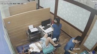 黑客破解医院妇产科摄像头监控偷拍 男医生做阴道检查黑衣美眉下面貌似有异样引来一群人围观