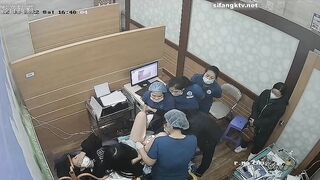 黑客破解医院妇产科摄像头监控偷拍 男医生做阴道检查黑衣美眉下面貌似有异样引来一群人围观