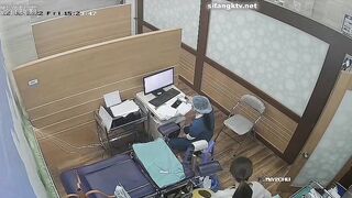 黑客破解医院妇产科摄像头监控偷拍 男医生做阴道检查黑衣美眉下面貌似有异样引来一群人围观