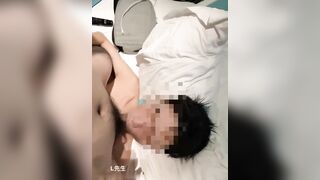 商场试衣间里勾引的小店员试衣间里给我口爆下班带回家猛捅屁眼