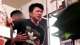 (暴露勾引) (完整版) 色情书店勾引直男小哥摸屌揩油精虫上脑当众暴露交配