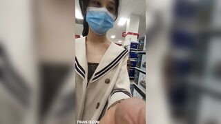 圈内网红 · 小薰 · 大胆刺激、露出风格，上坡路，超市行走的仙女棒，喷射在地板上！