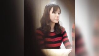 技术型厕拍达人商场女厕隔板缝洞中全方位偸拍多位少女少妇方便，近景特写又拍脸1080P高清