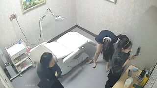 监控破解仁爱医院偷窥给内部美女医生做妇科检查 (2)