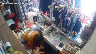 流出黑客破解网络摄像头监控偷拍服装店老板给媳妇搽药兽性大发趴在媳妇身上发泄一下兽欲