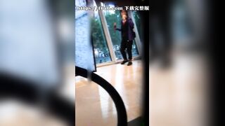 露脸跟拍抄底超短裙大屁股没穿内裤的妹子