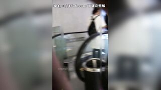 露脸跟拍抄底超短裙大屁股没穿内裤的妹子