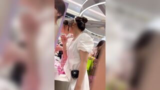 抄底两个漂亮美眉 黄裙美女吃的好香 我只能看你性感小屁屁减馋了 有吃的就蹦蹦跳跳差点把我镜头踢坏