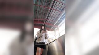 大神一路跟踪尾随偷拍没穿内裤的美女前台还是一个无毛小骚逼