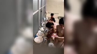 学校女澡堂偷拍女学生洗澡白花花赤条条的裸体争先恐后 (1)